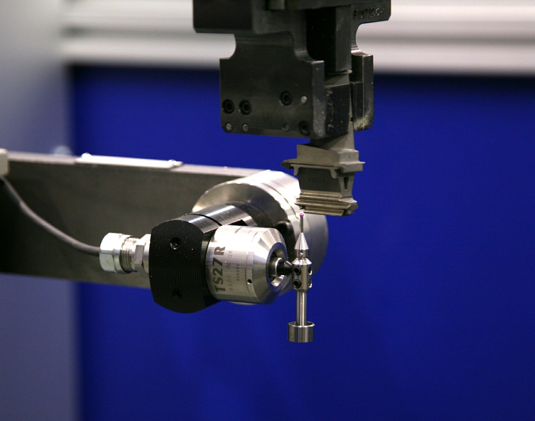 Acme Robot Measuring a Part with a Needle Probe ACME机器人用针头探测测量零件